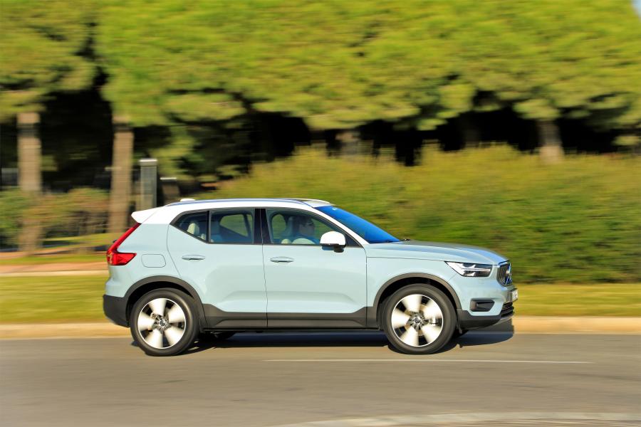  Volvo XC40 D4 Momentum 2017 года  (WW) (фото 10 из 45)